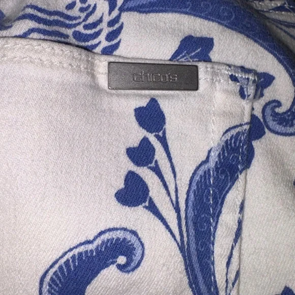 CHICOS THE SO SLIMMING GIRLFRIEND CROP WHITE WITH BLUE PAISLEY FLIRAL PATTERN - Picture 6 of 7